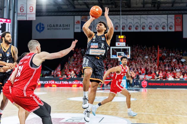 Daniel Keppeler (BMA365 Bamberg Baskets, 31), Mark Smith (ratiopharm Ulm, 13), BMA365 Bamberg Baskets vs. ratiopharm Ulm, Basketball, easyCredit BBL, Playoff Viertelfinale, Spiel 1, 16.05.2026 BMA365 Bamberg Baskets vs. ratiopharm Ulm, Basketball, easyCredit BBL, Playoff Viertelfinale, Spiel 1, 16.05.2026 Bamberg Copyright: xEibner-Pressefoto G.xSantemizx EP_EER