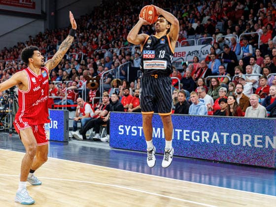 Ibi Watson (BMA365 Bamberg Baskets, 02), Mark Smith (ratiopharm Ulm, 13), BMA365 Bamberg Baskets vs. ratiopharm Ulm, Basketball, easyCredit BBL, Playoff Viertelfinale, Spiel 1, 16.05.2026 BMA365 Bamberg Baskets vs. ratiopharm Ulm, Basketball, easyCredit BBL, Playoff Viertelfinale, Spiel 1, 16.05.2026 Bamberg Copyright: xEibner-Pressefoto G.xSantemizx EP_EER