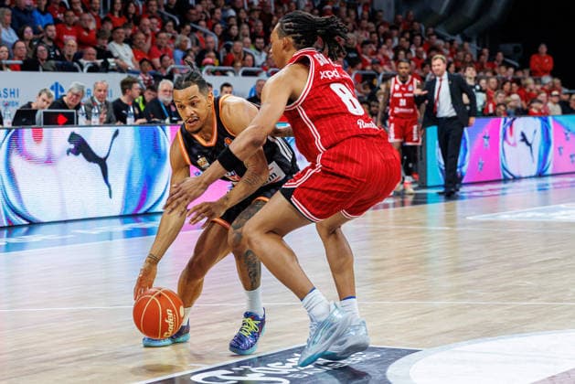 Nelson Weidemann (ratiopharm Ulm, 00), Austin Crowley (BMA365 Bamberg Baskets, 85), BMA365 Bamberg Baskets vs. ratiopharm Ulm, Basketball, easyCredit BBL, Playoff Viertelfinale, Spiel 1, 16.05.2026 BMA365 Bamberg Baskets vs. ratiopharm Ulm, Basketball, easyCredit BBL, Playoff Viertelfinale, Spiel 1, 16.05.2026 Bamberg Copyright: xEibner-Pressefoto G.xSantemizx EP_EER