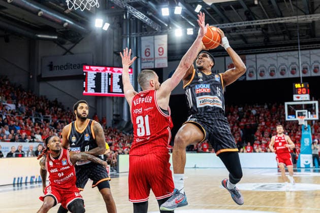 Cobe Williams (BMA365 Bamberg Baskets, 24), Joel Soriano (ratiopharm Ulm, 12), Daniel Keppeler (BMA365 Bamberg Baskets, 31), Justin Simon (ratiopharm Ulm, 15), BMA365 Bamberg Baskets vs. ratiopharm Ulm, Basketball, easyCredit BBL, Playoff Viertelfinale, Spiel 1, 16.05.2026 BMA365 Bamberg Baskets vs. ratiopharm Ulm, Basketball, easyCredit BBL, Playoff Viertelfinale, Spiel 1, 16.05.2026 Bamberg Copyright: xEibner-Pressefoto G.xSantemizx EP_EER