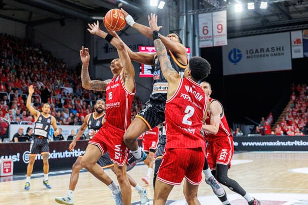 Austin Crowley (BMA365 Bamberg Baskets, 85), Justin Simon (ratiopharm Ulm, 15), Ibi Watson (BMA365 Bamberg Baskets, 02), BMA365 Bamberg Baskets vs. ratiopharm Ulm, Basketball, easyCredit BBL, Playoff Viertelfinale, Spiel 1, 16.05.2026 BMA365 Bamberg Baskets vs. ratiopharm Ulm, Basketball, easyCredit BBL, Playoff Viertelfinale, Spiel 1, 16.05.2026 Bamberg Copyright: xEibner-Pressefoto G.xSantemizx EP_EER