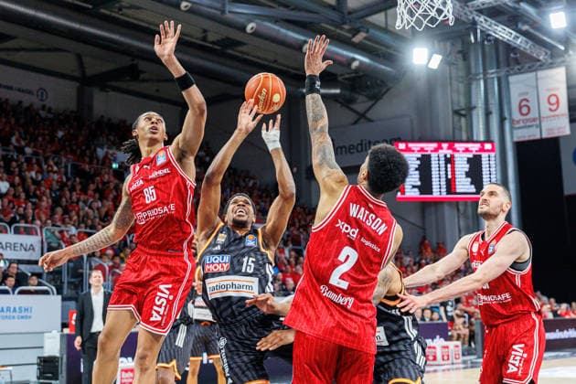 Austin Crowley (BMA365 Bamberg Baskets, 85), Justin Simon (ratiopharm Ulm, 15), Ibi Watson (BMA365 Bamberg Baskets, 02), BMA365 Bamberg Baskets vs. ratiopharm Ulm, Basketball, easyCredit BBL, Playoff Viertelfinale, Spiel 1, 16.05.2026 BMA365 Bamberg Baskets vs. ratiopharm Ulm, Basketball, easyCredit BBL, Playoff Viertelfinale, Spiel 1, 16.05.2026 Bamberg *** Austin Crowley BMA365 Bamberg Baskets, 85 , Justin Simon ratiopharm Ulm, 15 , Ibi Watson BMA365 Bamberg Baskets, 02 , BMA365 Bamberg Baskets vs ratiopharm Ulm, Basketball, easyCredit BBL, Playoff Quarterfinals, Game 1, 16 05 2026 BMA365 Bamberg Baskets vs ratiopharm Ulm, Basketball, easyCredit BBL, Playoff Quarterfinals, Game 1, 16 05 2026 Bamberg Copyright: xEibner-Pressefoto G.xSantemizx EP_EER