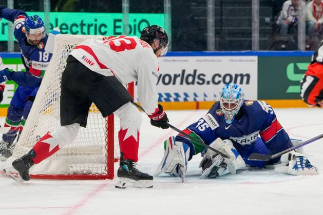 FRIBOURG, SWITZERLAND - MAY 16: goalkeeper Davide Fadani of Italy R) saves on Gabriel Vilardi of Canada during the 2026 IIHF Ice hockey, Eishockey World Championship, WM, Weltmeisterschaft Switzerland game between Italy and Canada at BCF Arena on May 16, 2026 in Fribourg, Fribourg. Fribourg BCF Arena Fribourg Switzerland Copyright: xJustPictures.ch JarixPestelaccix jp-en-EuSpIm-JP6_JAR_Italy_Canada_16May2026_00116
