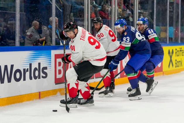 FRIBOURG, SWITZERLAND - MAY 16: John Tavares of Canada L) in action during the 2026 IIHF Ice hockey, Eishockey World Championship, WM, Weltmeisterschaft Switzerland game between Italy and Canada at BCF Arena on May 16, 2026 in Fribourg, Fribourg. Fribourg BCF Arena Fribourg Switzerland Copyright: xJustPictures.ch JarixPestelaccix jp-en-EuSpIm-JP6_JAR_Italy_Canada_16May2026_00127
