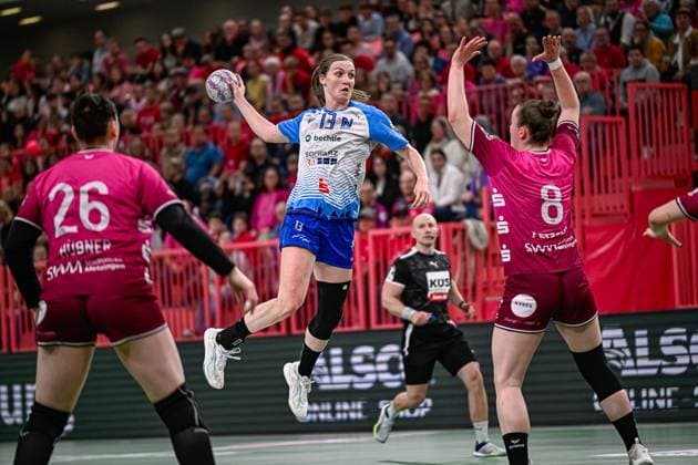 Szene mit Alicia Soffel (13; Union Neckarsulm), Ida Petzold (8; TuS Metzingen) und Svenja Hübner (26; TuS Metzingen) Szene mit Alicia Soffel (13; Sport-Union Neckarsulm) und Gegnerinnen