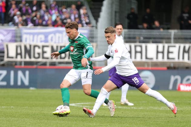 16.05.2026, Fussball, Herren, Dritte Liga, 38. Spieltag 3. Liga Saison 2025 2026: FC Schweinfurt 05 - FC Erzgebirge Aue Von links: Tim Latteier (FC Schweinfurt 05, 24) gegen Julian Guttau (Erzgebirge Aue, 19) Schweinfurt Riedel Bau Arena im Sachs-Stadio Bayern Unterfranken Deutschland