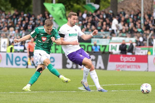 16.05.2026, Fussball, Herren, Dritte Liga, 38. Spieltag 3. Liga Saison 2025 2026: FC Schweinfurt 05 - FC Erzgebirge Aue Von links: Sebastian Müller (FC Schweinfurt 05, 37) erzielt das 1:0 gegen Julian Günther-Schmidt (Erzgebirge Aue, 10) Schweinfurt Riedel Bau Arena im Sachs-Stadio Bayern Unterfranken Deutschland