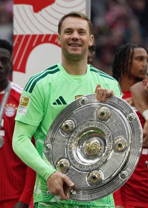 Fussball, 1.BL 2025 2026, FC Bayern München vs 1.FC Köln 16.05.2026 , Allianzarena München Meisterfeier Manuel Neuer FC Bayern München ,mit Meisterschale