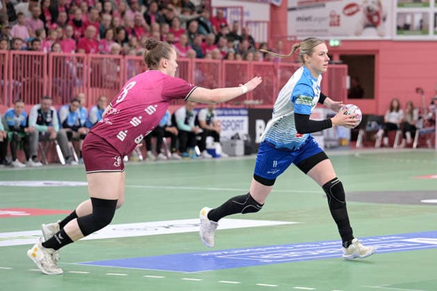 Annefleur Bruggeman Union Neckarsulm, 11) am mit Ball gegen Ida Petzold (TusSies Metzingen, 08) TusSies Metzingen vs. Sport-Union Neckarsulm , Handball, Alsco HBF, 5. Play-Off Ligaspieltag, Saison 2025 2026, 16.05.2026 TusSies Metzingen vs. Sport-Union Neckarsulm , Handball, Alsco HBF, 5. Play-Off Ligaspieltag, Saison 2025 2026, 16.05.2026 Tuebingen Copyright: xEibner-Pressefoto TobiasxBaurx EP_TBR