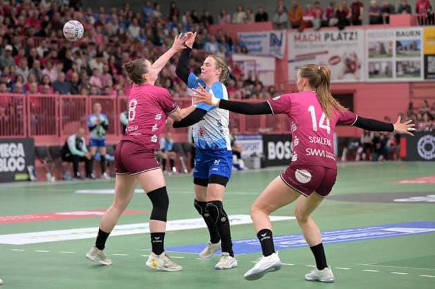 Annefleur Bruggeman Union Neckarsulm, 11) am mit Ball gegen Ida Petzold (TusSies Metzingen, 08) und Klara Schlegel (TusSies Metzingen, 14) TusSies Metzingen vs. Sport-Union Neckarsulm , Handball, Alsco HBF, 5. Play-Off Ligaspieltag, Saison 2025 2026, 16.05.2026 TusSies Metzingen vs. Sport-Union Neckarsulm , Handball, Alsco HBF, 5. Play-Off Ligaspieltag, Saison 2025 2026, 16.05.2026 Tuebingen Copyright: xEibner-Pressefoto TobiasxBaurx EP_TBR
