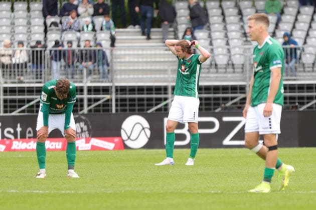 16.05.2026, Fussball, Herren, Dritte Liga, 38. Spieltag 3. Liga Saison 2025 2026: FC Schweinfurt 05 - FC Erzgebirge Aue Enttäuschte Schweinfurter Spieler nach Abpfiff Schweinfurt Riedel Bau Arena im Sachs-Stadio Bayern Unterfranken Deutschland