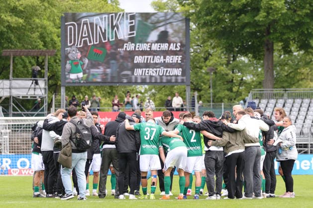 16.05.2026, Fussball, Herren, Dritte Liga, 38. Spieltag 3. Liga Saison 2025 2026: FC Schweinfurt 05 - FC Erzgebirge Aue Anzeigetafel mit Dank an die Fans, davor der Schweinfurter Mannschaftskreis Schweinfurt Riedel Bau Arena im Sachs-Stadio Bayern Unterfranken Deutschland