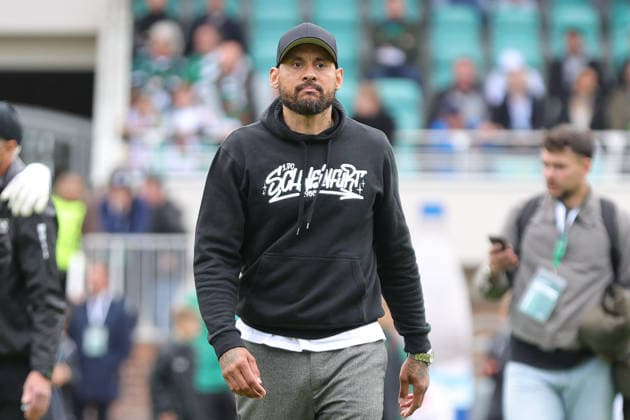 16.05.2026, Fussball, Herren, Dritte Liga, 38. Spieltag 3. Liga Saison 2025 2026: FC Schweinfurt 05 - FC Erzgebirge Aue Trainer Jermaine Jones (FC Schweinfurt 05) nach Abpfiff auf dem Weg zu den Fans Schweinfurt Riedel Bau Arena im Sachs-Stadio Bayern Unterfranken Deutschland