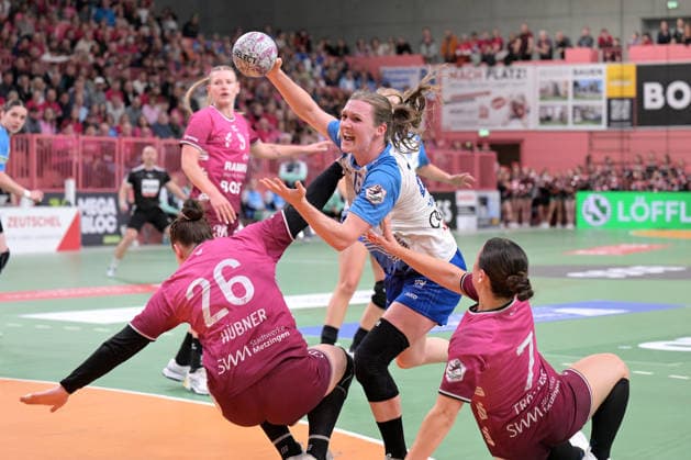 Alicia Stoffel Union Neckarsulm, 13) am mit Ball gegen Svenja Huebner (TusSies Metzingen, 26) und Sabrina Troester (TusSies Metzingen, 07) TusSies Metzingen vs. Sport-Union Neckarsulm , Handball, Alsco HBF, 5. Play-Off Ligaspieltag, Saison 2025 2026, 16.05.2026 TusSies Metzingen vs. Sport-Union Neckarsulm , Handball, Alsco HBF, 5. Play-Off Ligaspieltag, Saison 2025 2026, 16.05.2026 Tuebingen *** Alicia Stoffel Sport Union Neckarsulm, 13 on with ball against Svenja Huebner TusSies Metzingen, 26 and Sabrina Troester TusSies Metzingen, 07 TusSies Metzingen vs Sport Union Neckarsulm , Handball, Alsco HBF, 5 Play Off League Matchday, Season 2025 2026, 16 05 2026 TusSies Metzingen vs Sport Union Neckarsulm , Handball, Alsco HBF, 5 Play Off League Matchday, Season 2025 2026, 16 05 2026 Tuebingen Copyright: xEibner-Pressefoto TobiasxBaurx EP_TBR