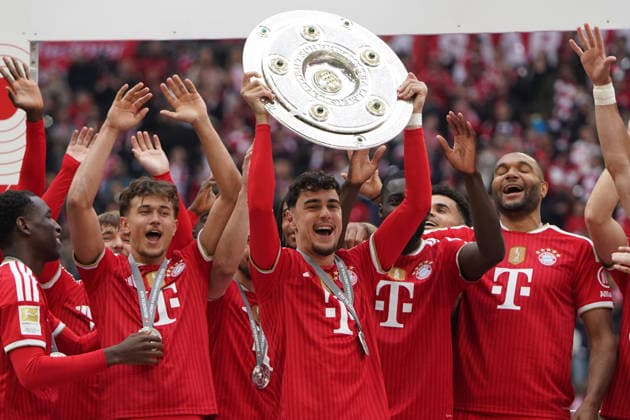 Fussball, 1.BL 2025 2026, FC Bayern München vs 1.FC Köln 16.05.2026 , Allianzarena München Meisterfeier FC Bayern München Aleksandar Palovic , FC Bayern München, hält dei Meisterschale