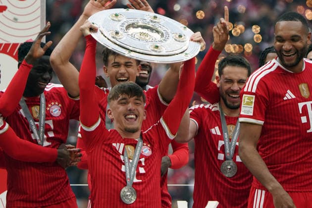 Fussball, 1.BL 2025 2026, FC Bayern München vs 1.FC Köln 16.05.2026 , Allianzarena München FC Bayern München Meisterfeier Karl lennart FC Bayern München mit Meisterschale,