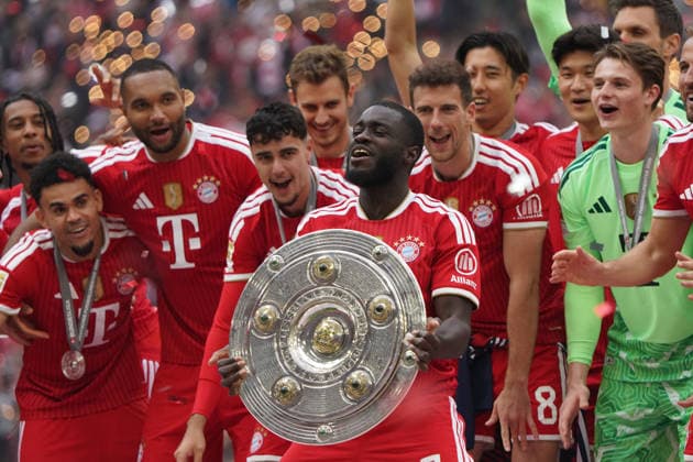 Fussball, 1.BL 2025 2026, FC Bayern München vs 1.FC Köln 16.05.2026 , Allianzarena München FC Bayern München Meisterfeier Dayot Upamecano FC Bayern München mit Meisterschale,