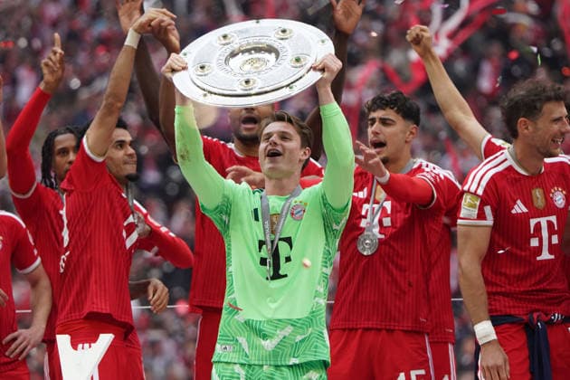 Fussball, 1.BL 2025 2026, FC Bayern München vs 1.FC Köln 16.05.2026 , Allianzarena München FC Bayern München Meisterfeier Jonas Urbig FC Bayern München mit Meisterschale,
