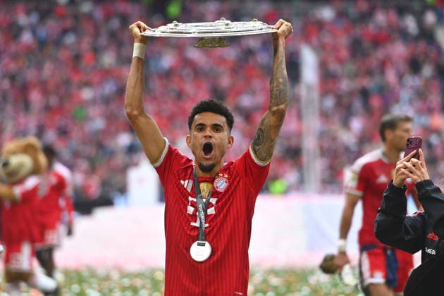 Luis DIAZ (Bayern Muenchen) mit Schale,Meisterschale,Pokal,Cup,Trophaee. Siegerehrung Fussball 1. Bundesliga Saison 2025 2026, 34.Spieltag, Spieltag34 FC Bayern Muenchen - 1.FC Koeln am 16.05.2026 , A L L I A N Z A R E N A.