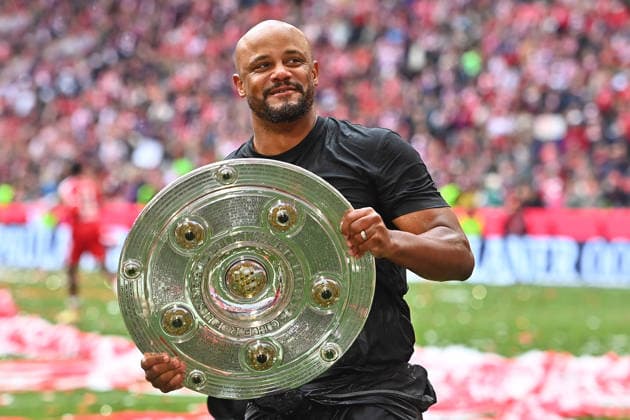 Trainer Vincent KOMPANY (Bayern Muenchen) mit Schale,Meisterschale,Pokal,Cup,Trophaee. Siegerehrung Fussball 1. Bundesliga Saison 2025 2026, 34.Spieltag, Spieltag34 FC Bayern Muenchen - 1.FC Koeln am 16.05.2026 , A L L I A N Z A R E N A. *** Coach Vincent KOMPANY Bayern Muenchen with trophy, championship trophy, cup, trophy award ceremony Football 1 Bundesliga Season 2025 2026, 34 Matchday, Matchday34 FC Bayern Muenchen 1 FC Koeln on 16 05 2026 , A L L I A N Z A R E N A