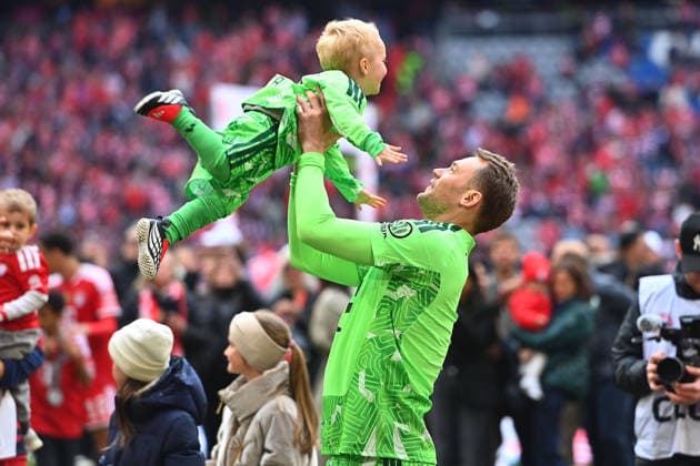 Manuel NEUER (Torwart Bayern Muenchen) mit Sohn Luca. Siegerehrung. Fussball 1. Bundesliga Saison 2025 2026, 34.Spieltag, Spieltag34 FC Bayern Muenchen - 1.FC Koeln am 16.05.2026 , A L L I A N Z A R E N A.