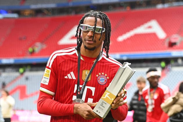 Michael OLISE (Bayern Muenchen) mit Trophaee Spieler der Saison,Player of the season. Siegerehrung. Fussball 1. Bundesliga Saison 2025 2026, 34.Spieltag, Spieltag34 FC Bayern Muenchen - 1.FC Koeln am 16.05.2026 , A L L I A N Z A R E N A.
