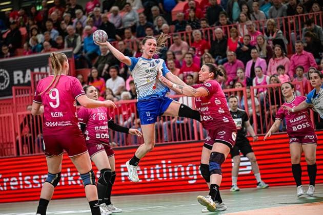 Szene mit Alicia Soffel (13; Union Neckarsulm) und Merle Albers (39; Sport-Union Neckarsulm) sowie Naina Klein (9; TuS Metzingen) Szene mit Alicia Soffel (13; Sport-Union Neckarsulm) und Merle Albers (39; Sport-Union Neckarsulm)