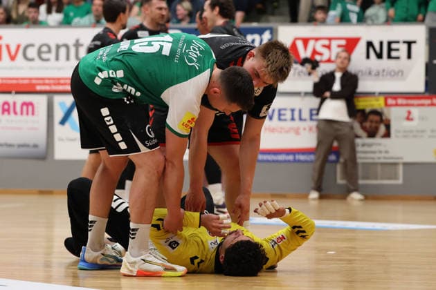 16.05.2026, Handball, Herren, 3. Liga, Saison 2025 2026, Aufstiegsrunde, HG Saarlouis - ASV Hamm-Westfalen, Marcos Vinicois Colodeti (ASV Hamm-Westfalen) verletzt am Boden, Yves Kunkel (HG Saarlouis), Benedikt Kühn (ASV Hamm-Westfalen) Saarlouis Stadtgartenhalle Saarland Deutschland (DEU) Copyright: xSebastianxBachx