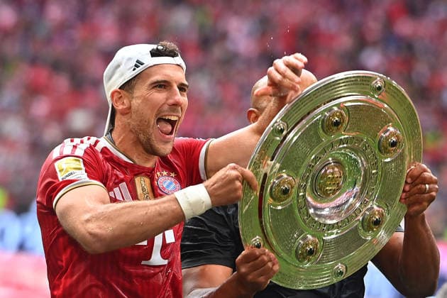 Leon GORETZKA (Bayern Muenchen) mit Meisterschale, Schale,Pokal,Cup,Trophaee. Siegerehrung. Fussball 1. Bundesliga Saison 2025 2026, 34.Spieltag, Spieltag34 FC Bayern Muenchen - 1.FC Koeln am 16.05.2026 , A L L I A N Z A R E N A.