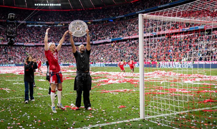 Munich, Germany. 16th Mai 2026.. Schlussjubel: Leon Goretzka (FCB) und Trainer Vincent Kompany (FCB) mit Schale FC Bayern München - 1. FC Köln 16.05.2026 *** Munich, Germany 16th May 2026 Final cheer Leon Goretzka FCB and coach Vincent Kompany FCB with bowl FC Bayern Munich 1 FC Cologne 16 05 2026