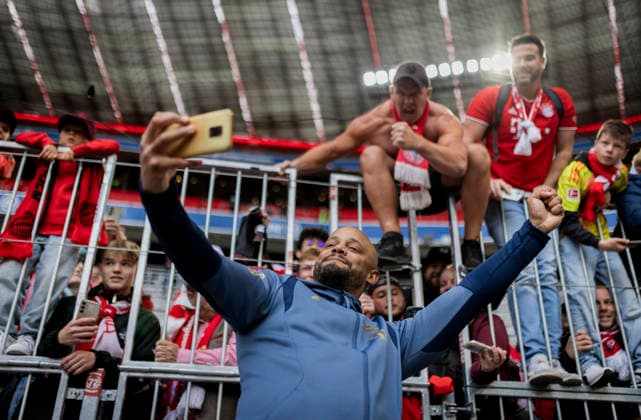 Munich, Germany. 16th Mai 2026.. Trainer Vincent Kompany (FCB) macht Foto mit Fans FC Bayern München - 1. FC Köln 16.05.2026 *** Munich, Germany May 16th 2026 Coach Vincent Kompany FCB takes photo with fans FC Bayern Munich 1 FC Cologne 16 05 2026