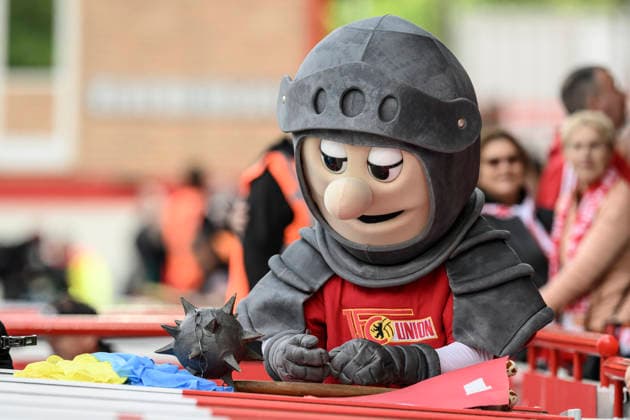 v.l.: Ritter Keule gibt Autogramme, Autogram, Maskottchen, GER, Berlin, 1. FC Union Berlin gegen FC Augsburg, 1. Bundesliga, Fußball, DFB, letzter Spieltag, Saison 2025 2026, Alte Försterei, 16. Mai 2026, DFB DFL REGULATIONS PROHIBIT ANY USE OF PHOTOGRAPHS AS IMAGE SEQUENCES AND OR QUASI-VIDEO, Copyright: HMBxMedia UwexKoch