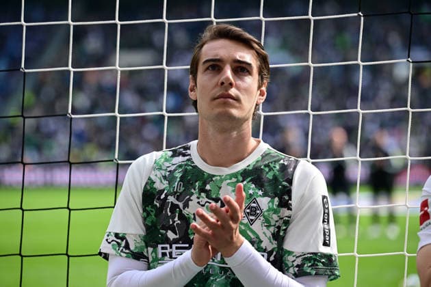 16.05.2026; Moenchengladbach; Fussball, Herren, Saison 2025 2026, Borussia Moenchengladbach vs. TSG 1899 Hoffenheim Florian Neuhaus (Gladbach) nach Spielende in der Fankurve DFL regulations prohibit any use of photographs as image sequences and or quasi-video. Borussia-Park NRW Deutschland