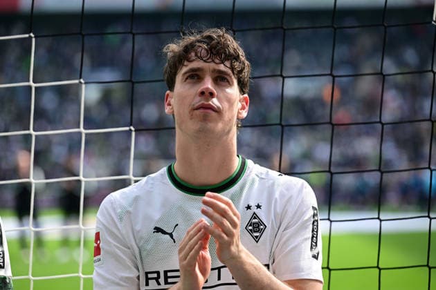 16.05.2026; Moenchengladbach; Fussball, Herren, Saison 2025 2026, Borussia Moenchengladbach vs. TSG 1899 Hoffenheim Philipp Sander (Gladbach) nach Spielende in der Fankurve DFL regulations prohibit any use of photographs as image sequences and or quasi-video. Borussia-Park NRW Deutschland