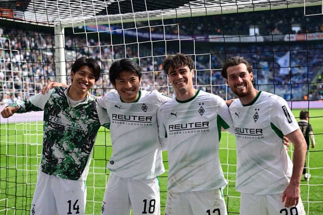 16.05.2026; Moenchengladbach; Fussball, Herren, Saison 2025 2026, Borussia Moenchengladbach vs. TSG 1899 Hoffenheim v. li. Kota Takai (Gladbach), Shuto Machino (Gladbach), Giovanni Reyna (Gladbach), Joe Scally (Gladbach) nach Spielende in der Fankurve DFL regulations prohibit any use of photographs as image sequences and or quasi-video. Borussia-Park NRW Deutschland