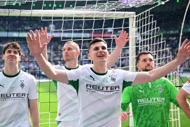 16.05.2026; Moenchengladbach; Fussball, Herren, Saison 2025 2026, Borussia Moenchengladbach vs. TSG 1899 Hoffenheim Yannik Engelhardt (Gladbach, vorne), dahinter v. li. Philipp Sander (Gladbach), Nico Elvedi (Gladbach), Kevin Stoeger (Gladbach) nach Spielende in der Fankurve DFL regulations prohibit any use of photographs as image sequences and or quasi-video. Borussia-Park NRW Deutschland