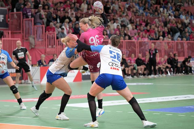 Charlotte Cholevova (TusSies Metzingen, 96) am mit Ball gegen Kim Hinkelmann Union Neckarsulm, 05) und Lilli Matilda Holste (Sport-Union Neckarsulm, 58) TusSies Metzingen vs. Sport-Union Neckarsulm , Handball, Alsco HBF, 5. Play-Off Ligaspieltag, Saison 2025 2026, 16.05.2026 TusSies Metzingen vs. Sport-Union Neckarsulm , Handball, Alsco HBF, 5. Play-Off Ligaspieltag, Saison 2025 2026, 16.05.2026 Tuebingen Copyright: xEibner-Pressefoto TobiasxBaurx EP_TBR