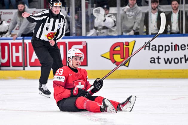 ZURICH, SWITZERLAND - MAY 16: Theo Rochette of Switzerland disappointed after missing a good chance during the 2026 IIHF Ice hockey, Eishockey World Championship, WM, Weltmeisterschaft Switzerland game between Switzerland and Latvia at Swiss Life Arena on May 16, 2026 in Zurich, Zurich. Zurich Swiss Life Arena Zurich Switzerland Copyright: xJustPictures.ch AndreaxBrancax jp-en-EuSpIm-JP7_ANB_Sui_Lat_16052026_3849