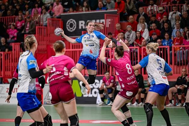 Szene mit Alicia Soffel (13; Union Neckarsulm), Kim Hinkelmann (5; Sport-Union Neckarsulm), Ida Petzold (8; TuS Metzingen) und Naina Klein (9; TuS Metzingen) Szene mit Alicia Soffel (13; Sport-Union Neckarsulm) und Gegnerinnen