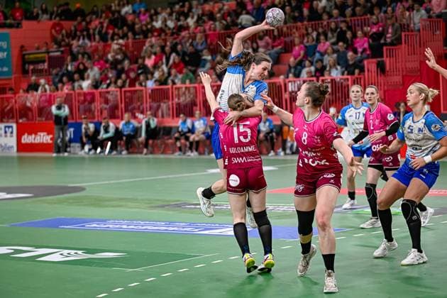 Szene mit Alicia Soffel (13; Union Neckarsulm) und Kim Hinkelmann (5; Sport-Union Neckarsulm) sowie Katharina Goldammer (15; TuS Metzingen) und Ida Petzold (8; TuS Metzingen) Szene mit Alicia Soffel (13; Sport-Union Neckarsulm) und Kim Hinkelmann (5; Sport-Union Neckarsulm)