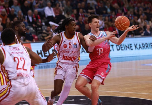 Grayson Murphy (Bonn) am Ball gegen Marcus Carr (Würzburg), Bonn, Deutschland, 16.05.2026, Basketball Bundesliga, 1. Viertelfinale, Telekom Baskets Bonn vs Fitness First Würzburg Baskets