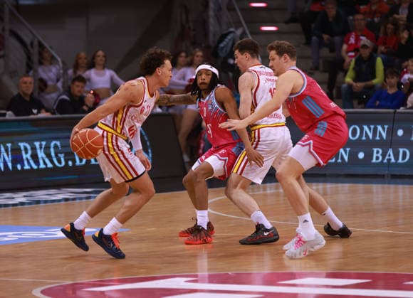 V.l. Brae Ivey (Würzburg) am Ball neben Jalen Finch (Bonn), Christian Skladanowski (Würzburg) und Patrick Heckmann (Bonn), Bonn, Deutschland, 16.05.2026, Basketball Bundesliga, 1. Viertelfinale, Telekom Baskets Bonn vs Fitness First Würzburg Baskets