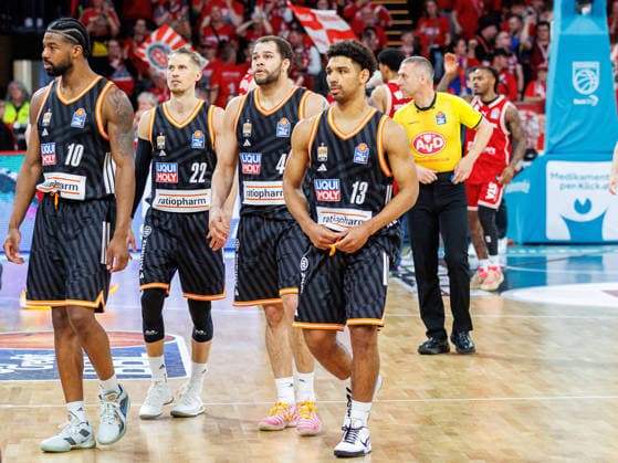 Malik Osborne (ratiopharm Ulm, 10), Thomas Klepeisz (ratiopharm Ulm, 22), Christopher Ledlum (ratiopharm Ulm, 04), Mark Smith (ratiopharm Ulm, 13), enttaeuscht, Enttaeuschung, negative Emotionen, negative Emotion, Spielende, BMA365 Bamberg Baskets vs. ratiopharm Ulm, Basketball, easyCredit BBL, Playoff Viertelfinale, Spiel 1, 16.05.2026 BMA365 Bamberg Baskets vs. ratiopharm Ulm, Basketball, easyCredit BBL, Playoff Viertelfinale, Spiel 1, 16.05.2026 Bamberg Copyright: xEibner-Pressefoto G.xSantemizx EP_EER
