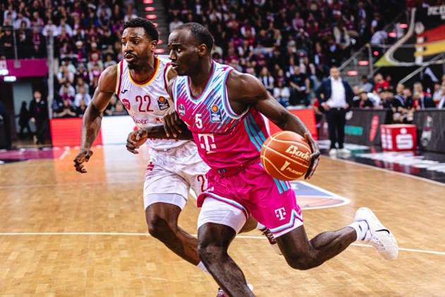 easyCredit Basketball Bundesliga, Playoff-Viertelfinale: Telekom Baskets Bonn vs. Fitness First Baskets Würzburg, 16.05.2026 Tylan Birts (Telekom Baskets Bonn 5) und Johnathan Stove (Würzburg 22) - easyCredit Basketball Bundesliga, Playoff-Viertelfinale: Telekom Baskets Bonn vs. Fitness First Baskets Würzburg, 16.05.2026, Telekom Dome Bonn Copyright: xBEAUTIFULxSPORTS Derixx