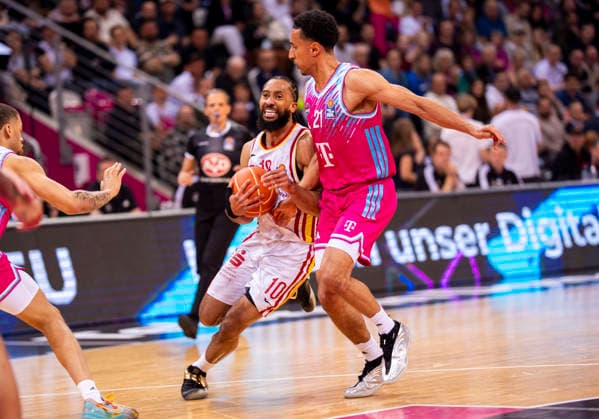 Zweikampf zwischen: Davion Mintz (Fitness First Wuerzburg Baskets, 10) und Joel Aminu (Telekom Baskets Bonn, 21) Telekom Baskets Bonn - Fitness First Würzburg Baskets 16.05.2026 Basketball, easyCredit Basketball Bundesliga, Playoffs, Viertelfinale Spiel 1, GER, Bonn, Telekom Dome Bonn Copyright: HMBxMedia xMarcoxBader