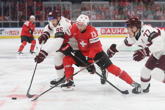 Eishockey WM 2026 SUI - LAT Nico Hischier gegen Oskars Batna und Kristaps Zile 16.05.2026 Swiss Life Arena Zuerich , SCHWEIZ, Herren IIHF Eishockey World Championship, WM, Weltmeisterschaft Zurich 2026 Gruppe Schweiz - Lettland Nico Hischier (mitte, Schweiz) gegen Oskars Batna (li) und Kristaps Zile (Lettland)