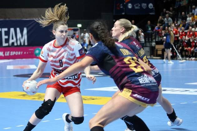handball, ehf european league, 1 2 finale, dijon - esztergom NICOLAS GOISQUE MAXPPP - 16-5-2026, 18h00, handball, ehf european league, 1 2 finale, jda bourgogne dijon - mol esztergom, les dijonnaises ont réussit à inverser le sort du match dans le money time grace à une énergie défensive retrouvée à l image de stine lonborg et nina dury ici face à fanni horvath  Copyright: xMAXPPPxNICOLASxGOISQUEx GSQ202605167242 GSQ202605167242