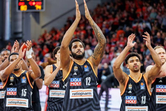 Justin Simon (ratiopharm Ulm, 15), Joel Soriano (ratiopharm Ulm, 12), Mark Smith (ratiopharm Ulm, 13), enttaeuscht, Enttaeuschung, negative Emotionen, negative Emotion, Spielende, BMA365 Bamberg Baskets vs. ratiopharm Ulm, Basketball, easyCredit BBL, Playoff Viertelfinale, Spiel 1, 16.05.2026 BMA365 Bamberg Baskets vs. ratiopharm Ulm, Basketball, easyCredit BBL, Playoff Viertelfinale, Spiel 1, 16.05.2026 Bamberg Copyright: xEibner-Pressefoto G.xSantemizx EP_EER