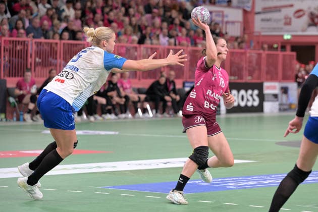 Santina Sabatnig (TusSies Metzingen, 18) am mit Ball gegen Kim Hinkelmann Union Neckarsulm, 05) TusSies Metzingen vs. Sport-Union Neckarsulm , Handball, Alsco HBF, 5. Play-Off Ligaspieltag, Saison 2025 2026, 16.05.2026 TusSies Metzingen vs. Sport-Union Neckarsulm , Handball, Alsco HBF, 5. Play-Off Ligaspieltag, Saison 2025 2026, 16.05.2026 Tuebingen Copyright: xEibner-Pressefoto TobiasxBaurx EP_TBR
