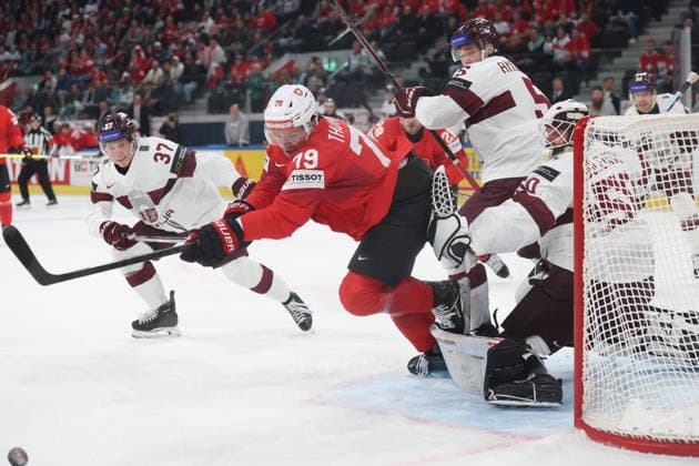 Eishockey WM 2026 SUI - LAT Calvin Thuerkauf vor Torwart Kristers Gudlevskis 16.05.2026 Swiss Life Arena Zuerich , SCHWEIZ, Herren IIHF Eishockey World Championship, WM, Weltmeisterschaft Zurich 2026 Gruppe Schweiz - Lettland Calvin Thuerkauf (li, Schweiz) vor Torwart Kristers Gudlevskis (Lettland)